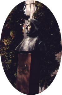 Pomnik Adama Mickiewicza przy SP1 w Sokce
